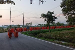 ผู้บริหาร คณาจารย์ เจ้าหน้าที่ พระวิปัสสนาจารย์ และนิสิตคณะสังคมศาสตร์ เดินจงกรมเจริญสติรอบมหาจุฬาอาศรม