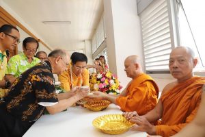 หลักสูตรบัณฑิตศึกษา ภาควิชา​รัฐศาสตร์​ คณะ​สังคม​ศาสตร์ สืบสานประเพณี​วันสงกรานต์​ รดน้ำขอพรคณาจารย์​อาวุโส