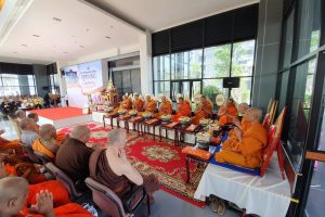 คณบดีคณะสังคมศาสตร์ เจริญพระพุทธมนต์ พิธีเปิดอาคาร พรหมบัณฑิตาคาร