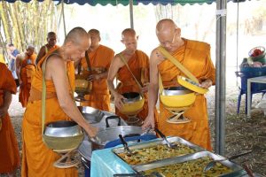 นิสิต​คณะ​สังคม​ศาสตร์​ รับบิณฑบาต​ภัตตาหาร​เพล โครงการ​ปฏิบัติ​วิปัสสนา​กัมมัฏฐาน​ ของ​นิสิต​คณะ​สังคม​ศาสตร์​ ประจำปี​ ๒๕​๖​๒