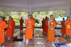 พระ​นิสิต​คณะ​สังคม​ศาสตร์​ เดินจงกรม​ นั่งสมาธิ และปฏิบัติ​วิปัสสนา​กัมมัฏฐาน​ ในโครงการ​ปฏิบัติ​วิปัสสนา​กัมมัฏฐาน​ ของ​นิสิต​คณะ​สังคม​ศาสตร์