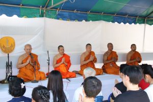 คณบดี​คณะ​สังคม​ศาสตร์​ เป็นประธานสงฆ์​ พิธีเจริญ​พระพุทธมนต์​ และรับบิณฑบาต​ภัตตาหาร​เพล โครงการ​ปฏิบัติ​วิปัสสนา​กัมมัฏฐาน​ ของ​นิสิต​คณะ​สังคม​ศาสตร์