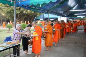 ประธานพระวิปัสสนาจารย์​ นำพระนิสิตคณะ​สังคม​ศาสตร์​ รับบิณฑบาต​ภัตตาหาร​เช้า​ โครงการ​ปฏิบัติ​วิปัสสนา​กัมมัฏฐาน​ ของ​นิสิต​คณะ​สังคม​ศาสตร์​
