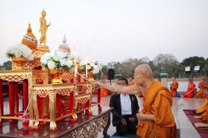 ผู้บริหาร คณาจารย์ เจ้าหน้าที่ และพระนิสิตคณะสังคมศาสตร์ เจริญ​พระพุทธมนต์​ ในโครงการ​ปฏิบัติ​วิปัสสนา​กัมมัฏฐาน ประจำปี ๒๕๖๒​