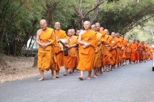 ผู้บริหาร คณาจารย์ เจ้าหน้าที่ และพระนิสิตคณะสังคมศาสตร์ เดินธรรมยาตรา ในโครงการ​ปฏิบัติ​วิปัสสนา​กัมมัฏฐาน ประจำปี ๒๕๖๒