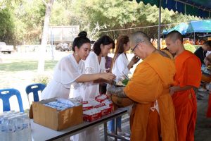 นิสิตคณะ​สังคม​ศาสตร์​ รับบิณฑบาต​ภัตตาหาร​เพล โครงการ​ปฏิบัติ​วิปัสสนา​กัมมัฏฐาน​ ของ​นิสิต​คณะ​สังคม​ศาสตร์​ ชั้นปีที่ ๑-๔