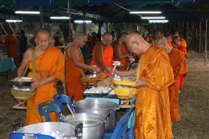 นิสิตคณะสังคม​ศาสตร์​ รับบิณฑบาต​ภัตตาหาร​เช้า​ โครงการ​ปฏิบัติ​วิปัสสนา​กัมมัฏฐาน​ ของ​นิสิต​คณะ​สังคม​ศาสตร์​ ประจำปี​ ๒๕​๖​๒