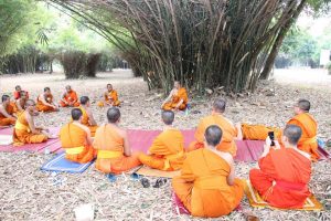 พระนิสิต​คณะ​สังคม​ศาสตร์​ ส่งและสอบอารมณ์​กัมมัฏฐาน​ ในโครงการ​ปฏิบัติ​วิปัสสนา​กัมมัฏฐาน