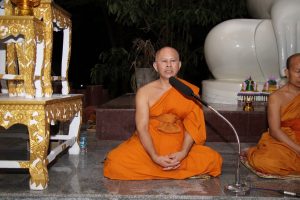 คณบดี​คณะ​สังคม​ศาสตร์​ ร่วมทำวัตร​สวดมนต์​เย็น​ ใน​โครงการ​ปฏิบัติ​วิปัสสนา​กัมมัฏฐาน​ของ​นิสิต​คณะ​สังคม​ศาสตร์