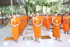 พระนิสิตคณะสังคมฯ นั่งสมาธิ​ และเดินจงกรม​ โครงการ​ปฏิบัติ​วิปัสสนา​กัมมัฏฐาน ประจำปี ๒๕๖๓