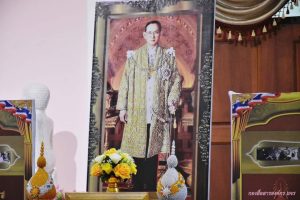 บุคลากรคณะสังคมศาสตร์ เข้าร่วมพิธีเจริญพระพุทธมนต์เนื่องในโอกาสวันคล้ายวันพระบรมราชสมภพ ร.๙ วันชาติ และวันพ่อแห่งชาติ