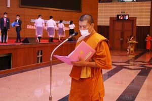 คณบดีคณะสังคมศาสตร์ ขานรายนามบัณฑิตคณะสังคมศาสตร์ รุ่นที่ ๖๗ ในพิธีซ้อมรับปริญญา (ซ้อมย่อย)