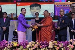 บุคลากรคณะสังคมฯ รับโล่ในฐานะภาคีเครือข่ายและนำเสนอผลงาน ในการประชุมวิชาการระดับชาติและนานาชาติ ครั้งที่ 3 มรภ.บ้านสมเด็จเจ้าพระยา