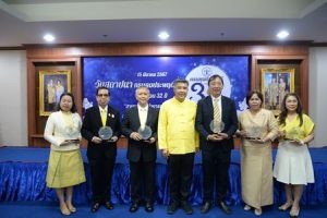 คณาจารย์คณะสังคมศาสตร์ รับโล่ประกาศเกียรติคุณเป็นผู้สนับสนุนภารกิจกรมคุมประพฤติ