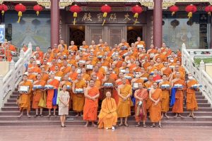 พระธรรมาจารย์ซินติ้ง มอบทุนการศึกษาพระนิสิตคณะสังคมศาสตร์ ๑๐๐ รูป รวม ๓๐๐,๐๐๐ บาท