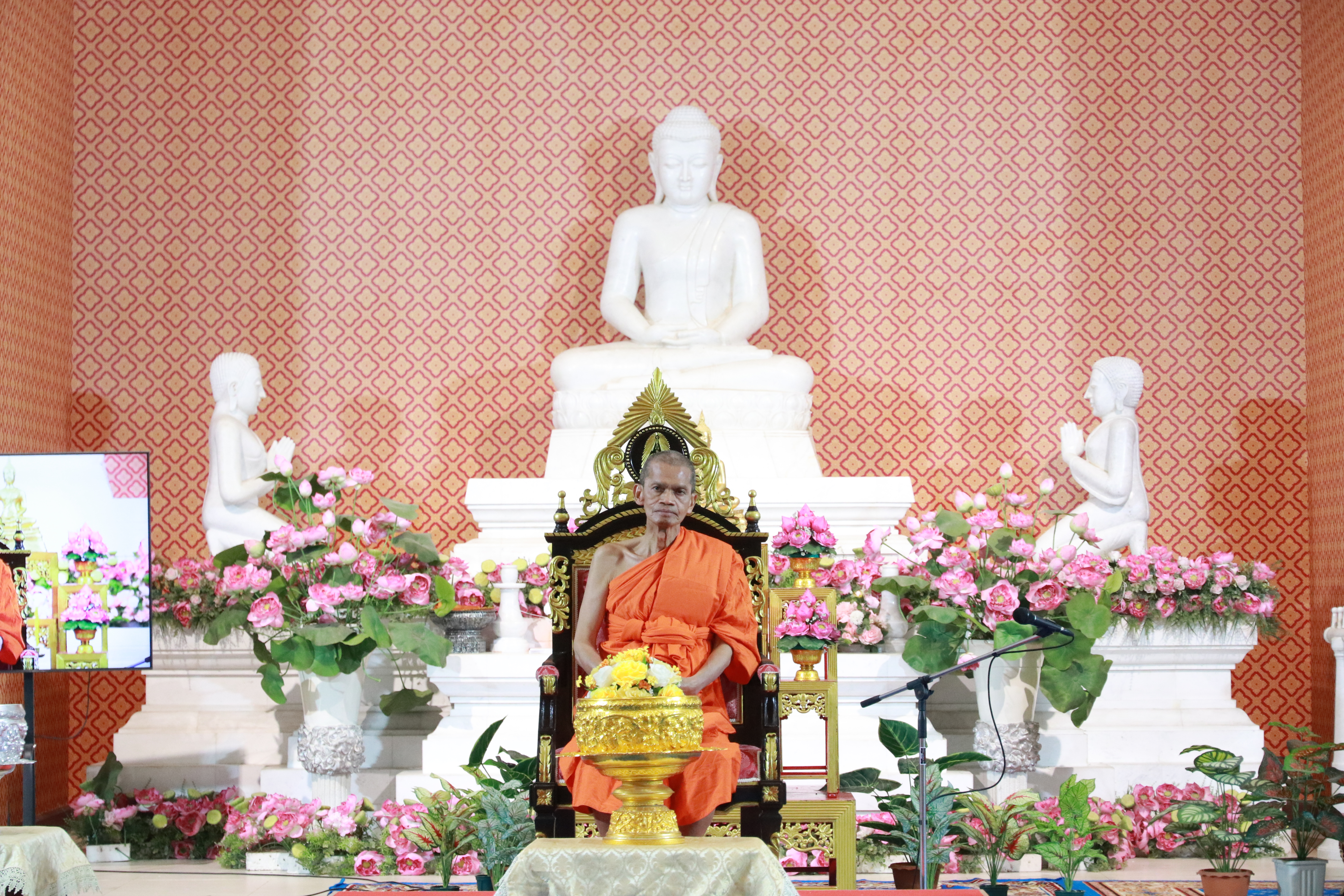 บุคลากรคณะสังคมฯ ร่วมพิธีสรงน้ำขอพร พระพรหมวัชรธีราจารย์, ศ.ดร. อธิการบดี เนื่องในประเพณีวันสงกรานต์ ขึ้นปีใหม่ไทย
