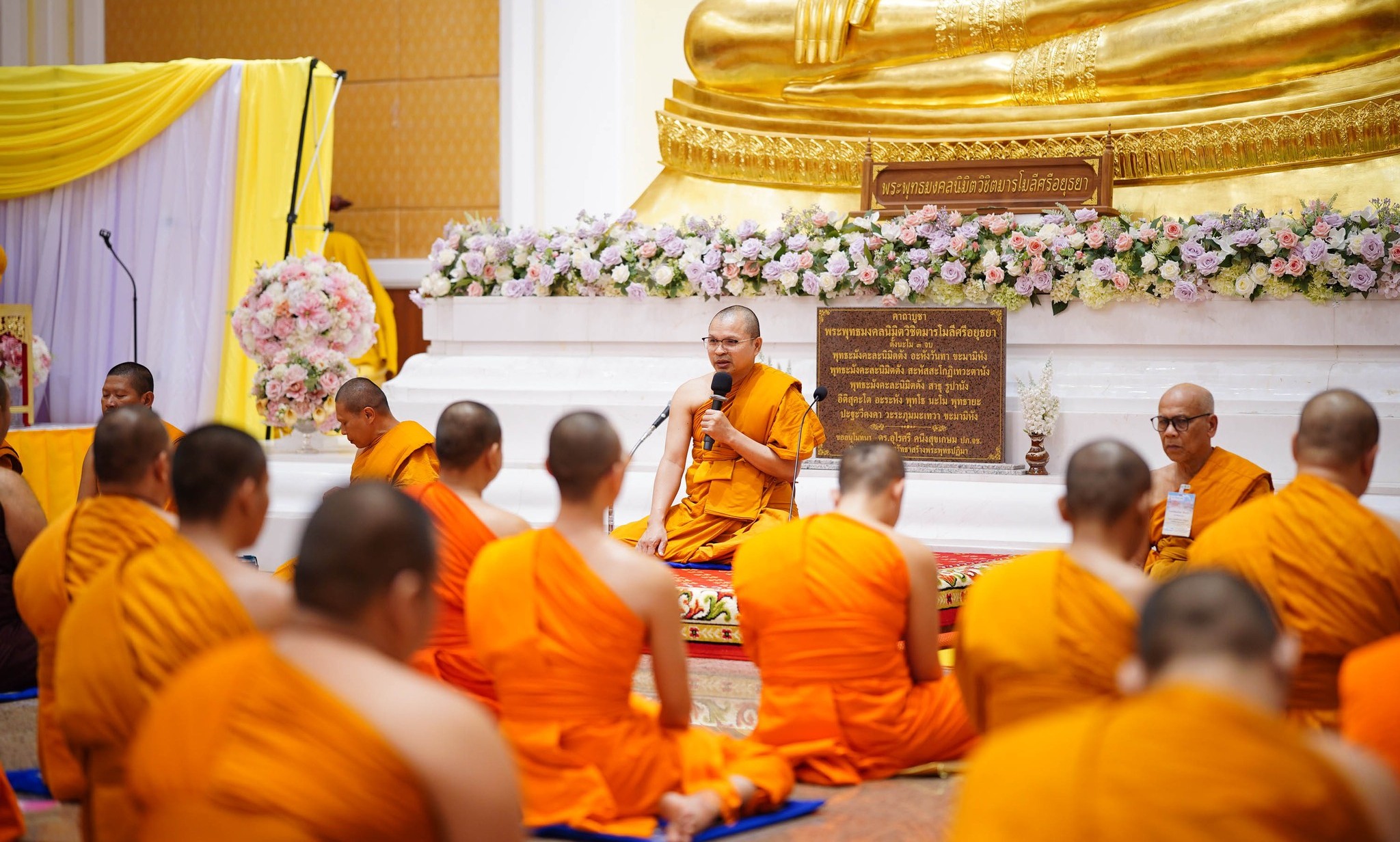 รองอธิการบดีฝ่ายวิชาการ เมตตานำทำวัตรเย็น ตรวจเยี่ยม และให้โอวาทธรรมแก่นิสิตคณะสังคมศาสตร์ ในโครงการปฏิบัติวิปัสสนากรรมฐานของนิสิตคณะสังคมศาสตร์ เพื่อถวายเป็นพระราชกุศล