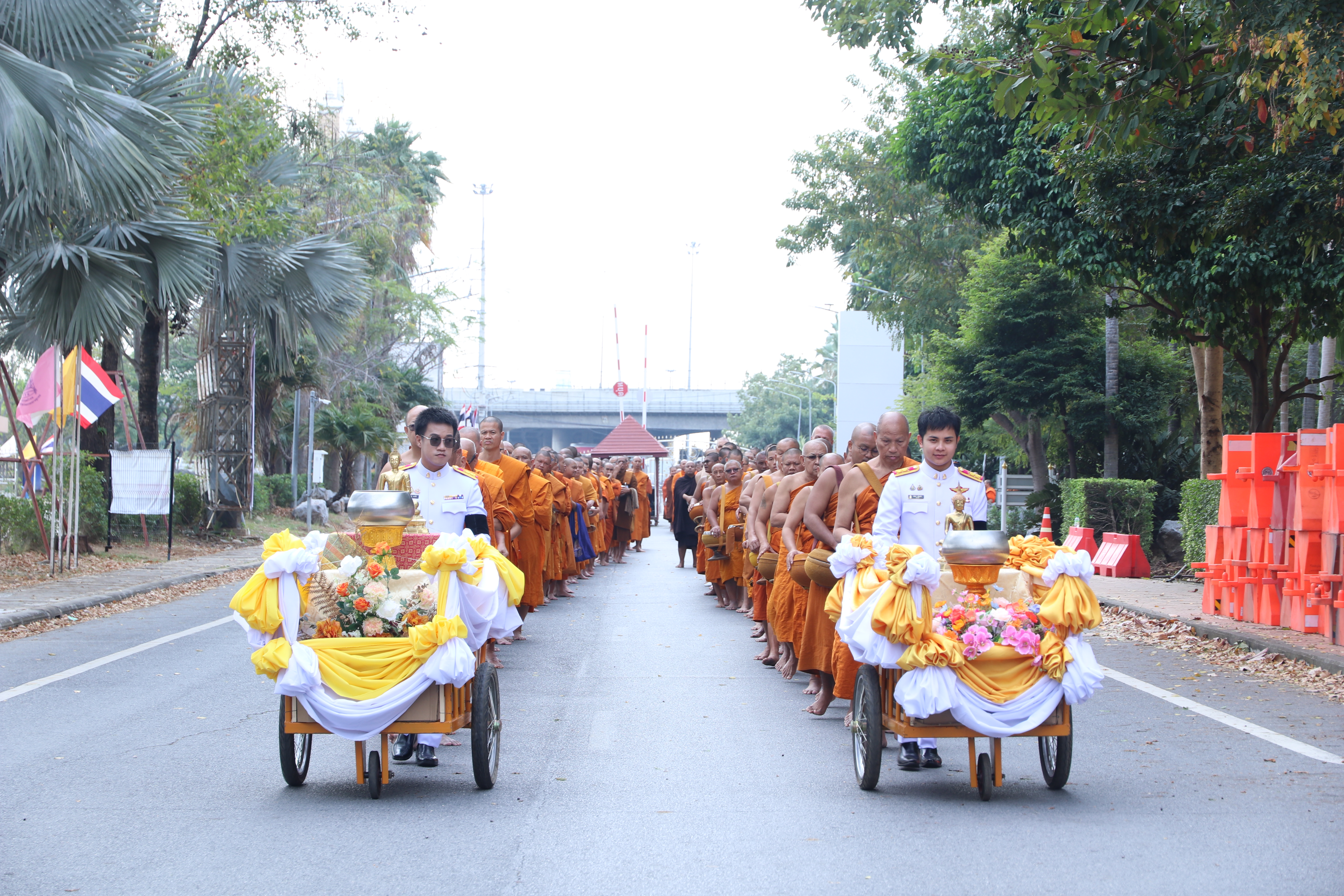 ผู้บริหาร คณาจารย์ และเจ้าหน้าที่คณะสังคมฯ ร่วมทำบุญตักบาตรข้าวสารอาหารแห้ง เพื่อถวายเป็นพระราชกุศลแด่สมเด็จพระนางเจ้าสิริกิติ์ พระบรมราชินีนาถ พระบรมราชชนนีพันปีหลวง