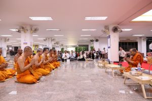 ผู้บริหาร คณาจารย์ เจ้าหน้าที่คณะสังคมศาสตร์ ร่วมทำบุญตักบาตร ครบรอบ ๔๓ ปี คณะสังคมศาสตร์